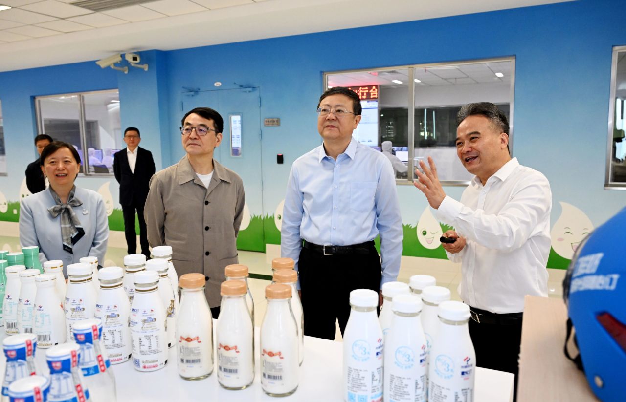 市委書記陳吉寧調研光明食品集團.jpg 市委書記陳吉寧調研光明食品集團.jpg